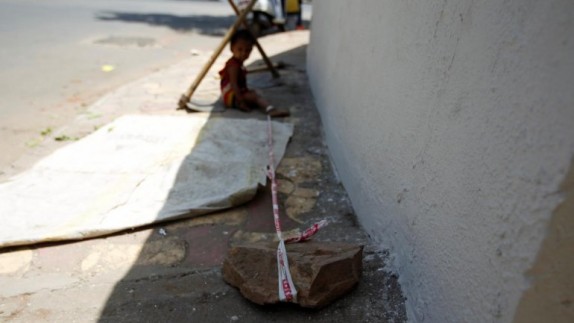 La drástica medida de una madre para no dejar sola a su hija: la ata a una roca