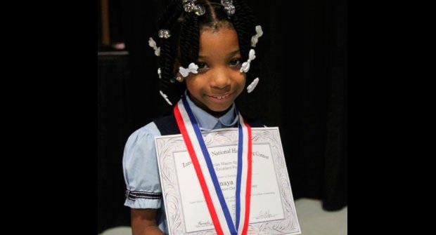 ¡Sorprendente! Niña sin manos se convierte en campeona de caligrafía en Estados Unidos