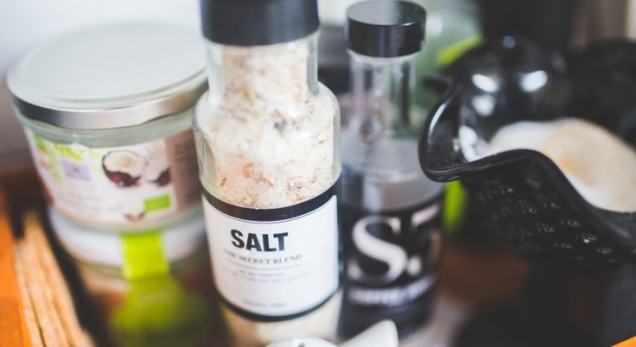 ¿Qué tan saludable es la sal baja en sodio? Esto dicen los expertos