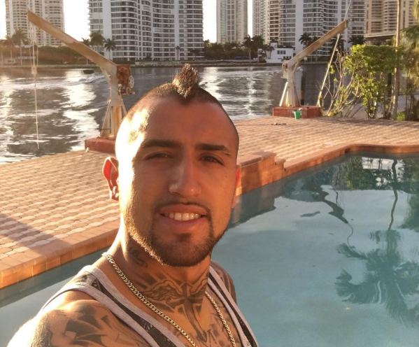 Excéntrica polera de Arturo Vidal en su arribo a EEUU llamó la atención en Twitter