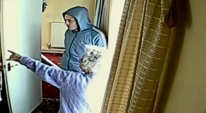 Video capta cruel asalto de un joven a una anciana en su propia casa