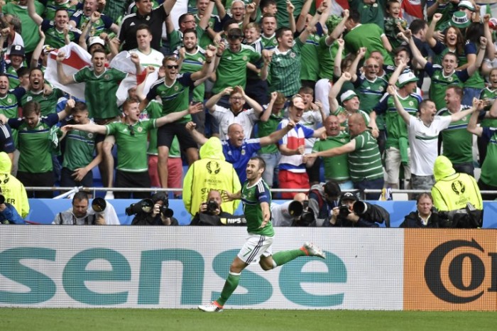 Hincha de 64 años muere por infarto en el estadio celebrando la victoria de su selección