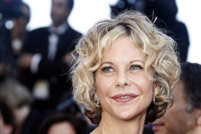 Meg Ryan reaparece en premios Tony y su rostro preocupa a seguidores
