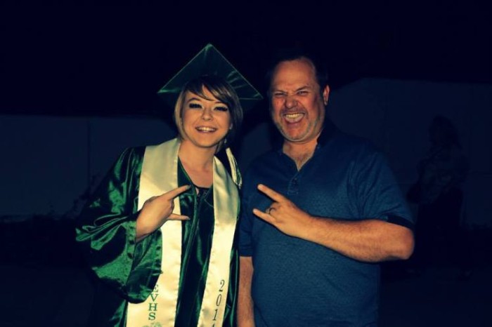 Padre se burla de su hija imitando sus 