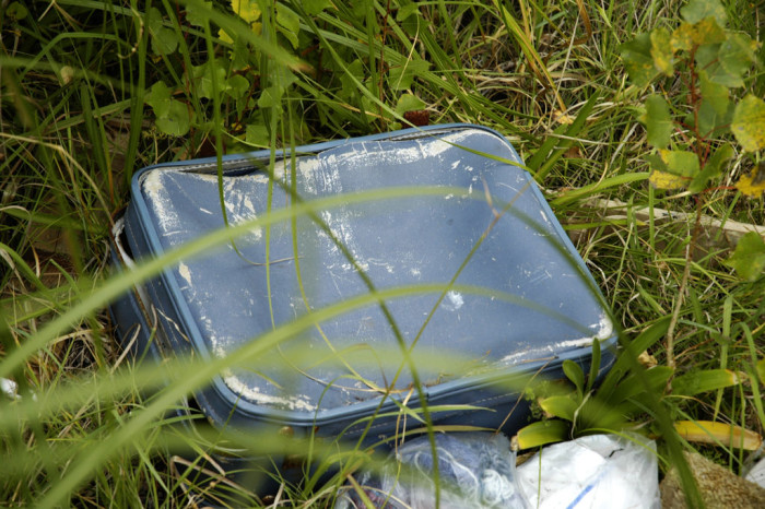 Hombre encontró a mujer atrapada desnuda en una maleta en China: La habían violado