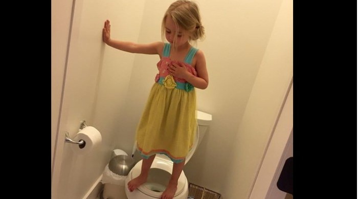 La violenta y dura realidad detrás de esta inocente fotografía de una niña en el baño