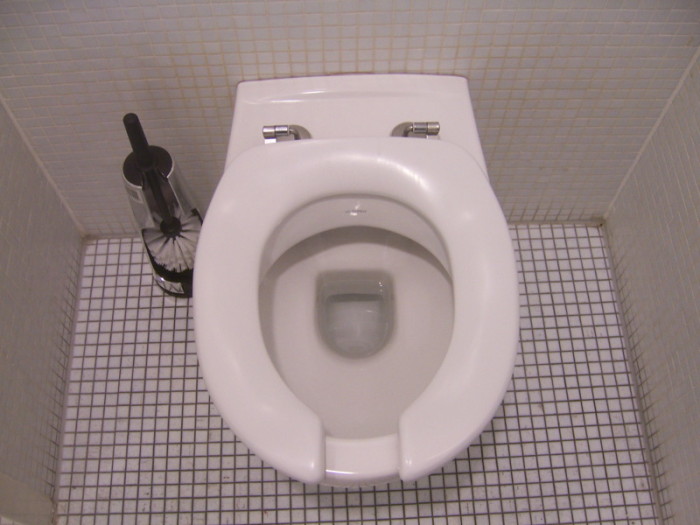 El problema de salud que puede causar pasar más tiempo del necesario en el baño