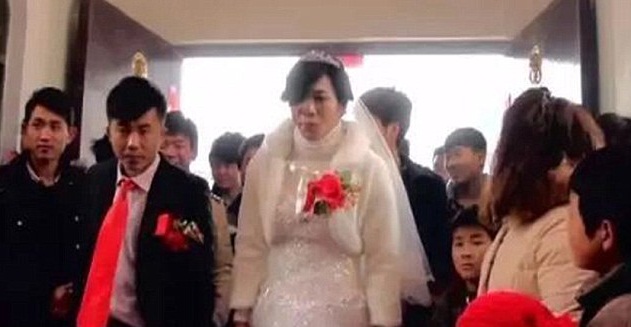 Chino se hacía pasar por mujer para estafar a hombres: hasta se casó con uno