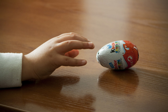 Niño encontró peligrosa sustancia en vez del juguete al interior de su 'Kinder Sorpresa'