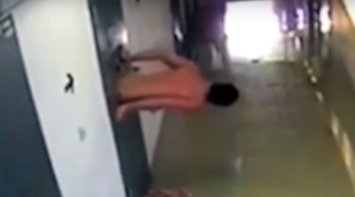 Increíble: recluso escapó de su celda desnudo y por la ventanilla de la comida en Rusia