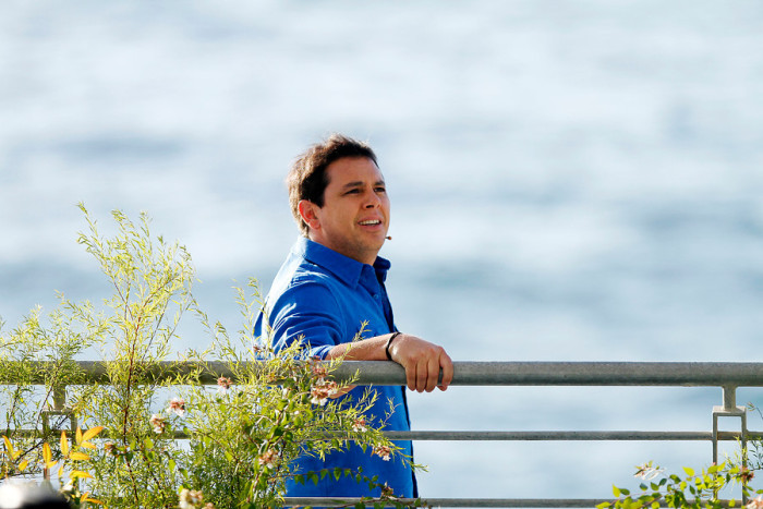 José Miguel Viñuela posa por primera vez junto a su pareja e hijo en revista Cosas