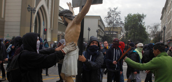Encapuchados roban y dañan crucifijo de la Gratitud Nacional
