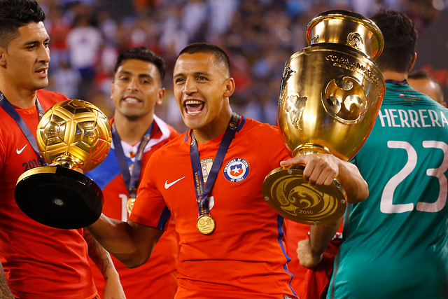 Alexis Sanchéz deslumbró a sus seguidoras con osada foto en los vestuarios