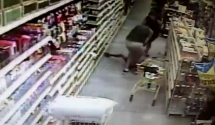 Video muestra el brutal momento en que un hombre trata de robarse a una niña en tienda