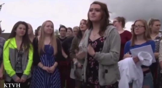 Jóvenes estudiantes protestan sin sostenes luego de que chica fuera castigada por su ropa