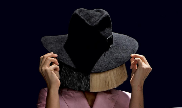 Viento delató a Sia: Levantó su peluca y enseñó su rostro en pleno concierto