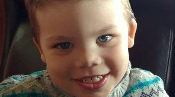 Cruel meme de niño arrastrado por caimán le pasó la cuenta a estrella de reality británico