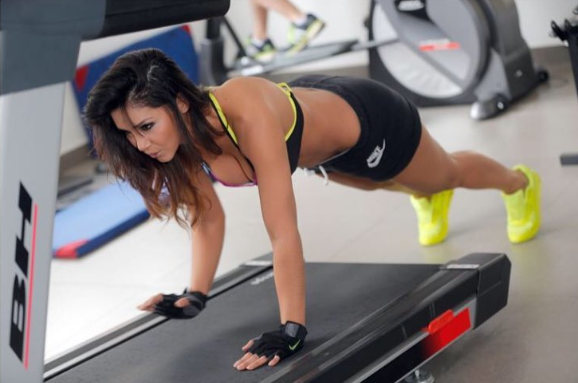 El complejo entrenamiento de Mariuxi Domínguez para mantener su cuerpo tonificado