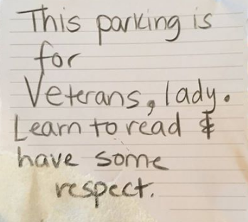La aplaudida respuesta de mujer que dejó auto en estacionamiento exclusivo y recibió reto