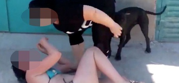 Rusas celosas golpean y desnudan a supuesta amante de sus maridos