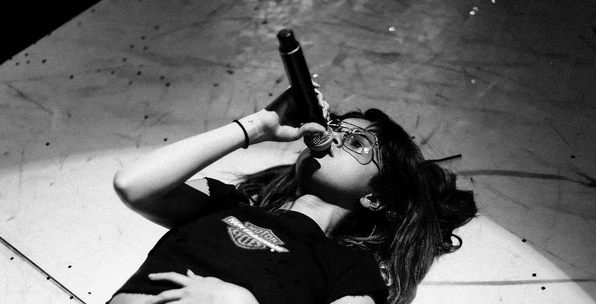 Selena Gomez protagonizó nuevo bochorno en show en vivo: cayó con 