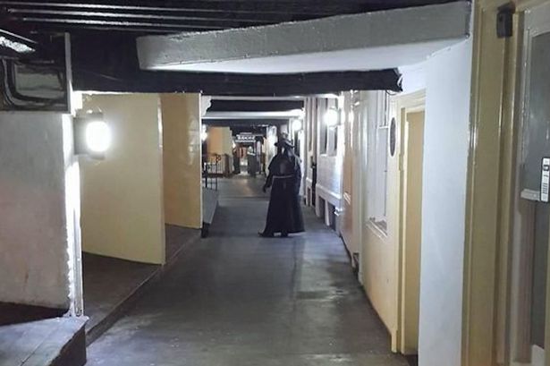 Misteriosa figura aterroriza a locales y visitantes en calles de turística ciudad inglesa