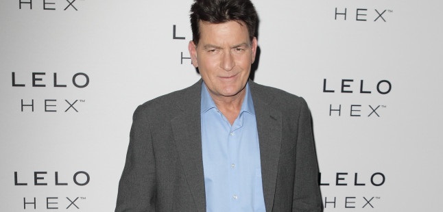 La nueva vida de Charlie Sheen lejos de las mujeres y como embajador de marca de condones