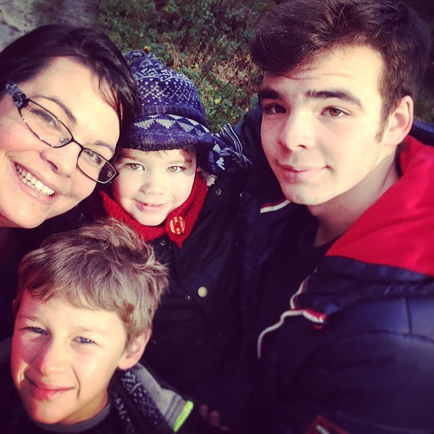 Daniela junto a sus tres hijos:  Connor (11), Thomas (4),  y Josh (17) | Metro.co.uk
