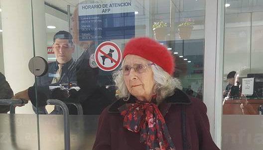 Abuelita se encadena en AFP indignada por rebaja en las pensiones