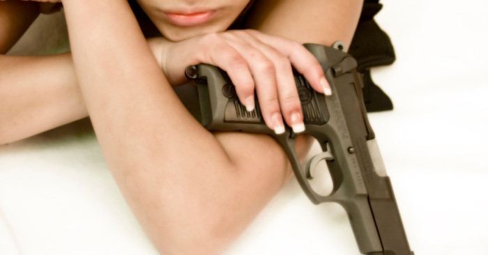 Tres hombres se propasaron con ella en una fiesta: Mató a dos a balazos