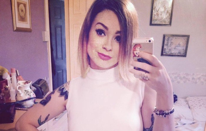 Mujer bautiza a su bolsa de ileostomía para enfrentar su nueva vida tras cirugía