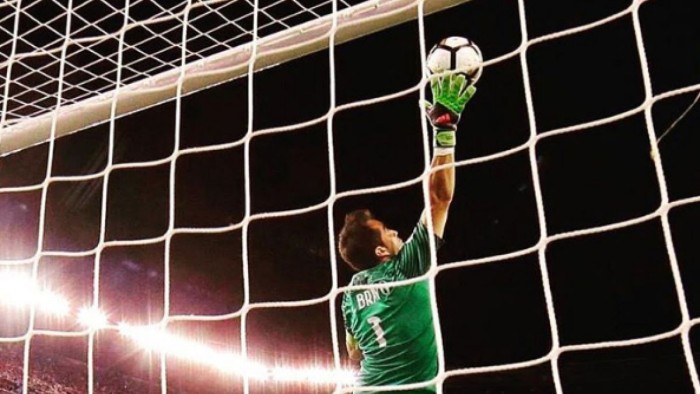 Fanático se tatuó el tapadón de Claudio Bravo en final de Copa América Centenario