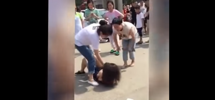China: Mujeres golpean brutalmente a joven acusada de ser la amante de sus maridos