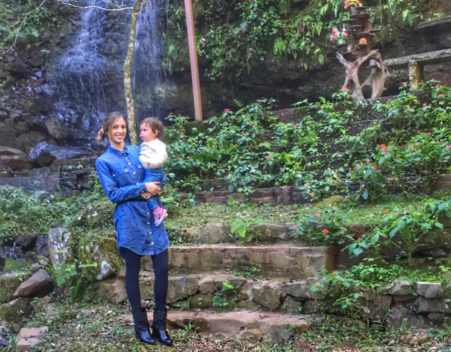 Daniela Colett muestra la primera ecografía de bebé que espera con Edu Vargas