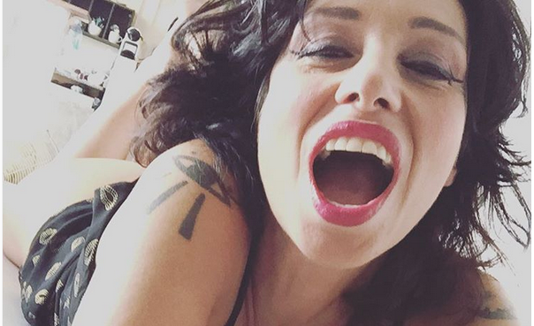 Rockera argentina realizó particular parodia de 'El Hilo Rojo' con sugerente fotografía