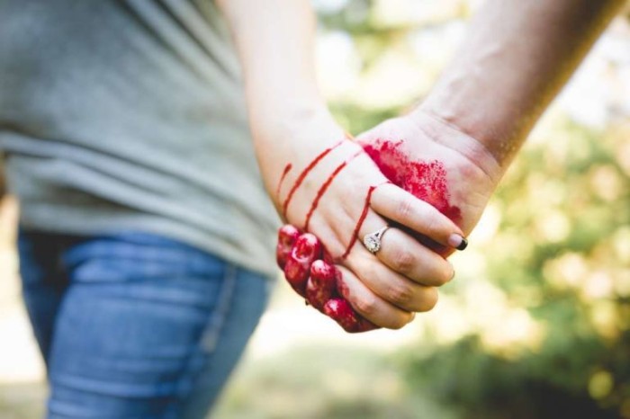 Pareja se compromete en 