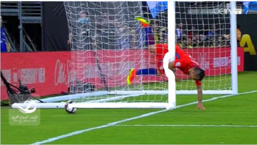 La cómica respuesta de Gary Medel tras doloroso golpe contra el arco