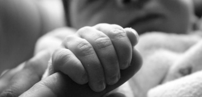 El incierto futuro del recién nacido que fue abandonado en una parroquia de Los Ángeles