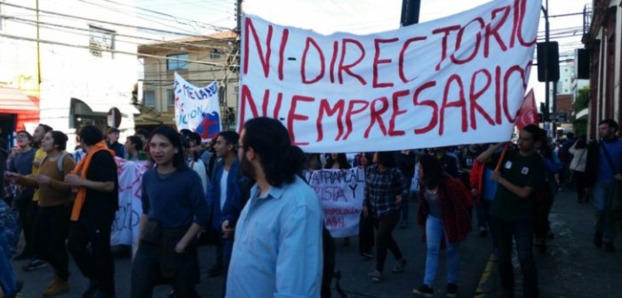 Estudiantes de Valdivia se manifestaron con apasionada “Besatón por la Educación”