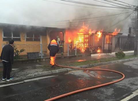 Dos adultos mayores con graves quemaduras tras incendio en Coronel