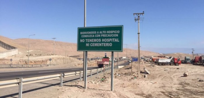 Letrero con inusual mensaje de “bienvenida” apareció en acceso a Alto Hospicio