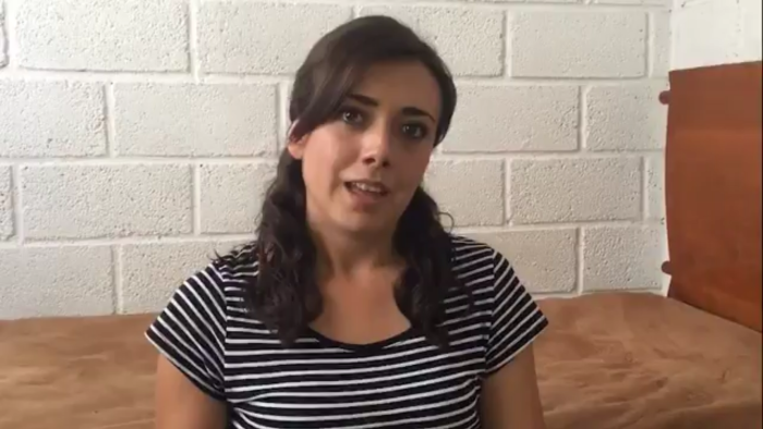 Periodista se convirtió en meme tras aceptar ayuda de vecinos: fue despedida del canal