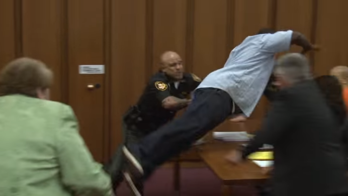 ¡No soportó más! Padre atacó al asesino de su hija luego de que se riera en pleno juicio