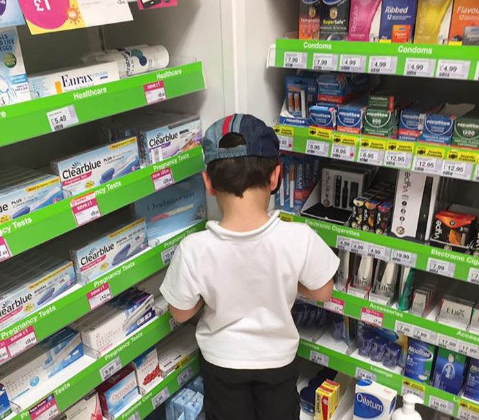 Thomas en la esquina de los estantes de anticonceptivos y preservativos | Metro.co.uk