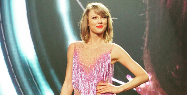 Cantó y tocó piano: Taylor Swift llegó de sorpresa al matrimonio de uno de sus fanáticos