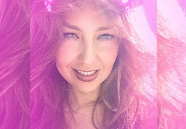 Thalía compartió cómico video de su traslado a evento para no arrugar su vestido