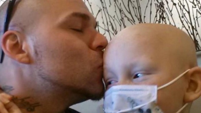 Padre se tatuó la cicatriz de su hijo con cáncer para demostrarle su apoyo