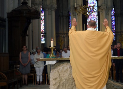 Francia de nuevo golpeada por violencia yihadista, cura muere degollado en su iglesia