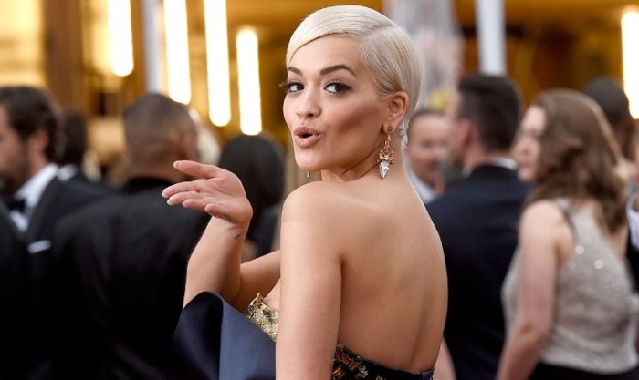 Fanáticos temen por salud de Rita Ora luego que compartiera foto en bikini