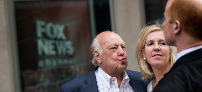 Director de Fox News renuncia tras acusaciones de acoso sexual